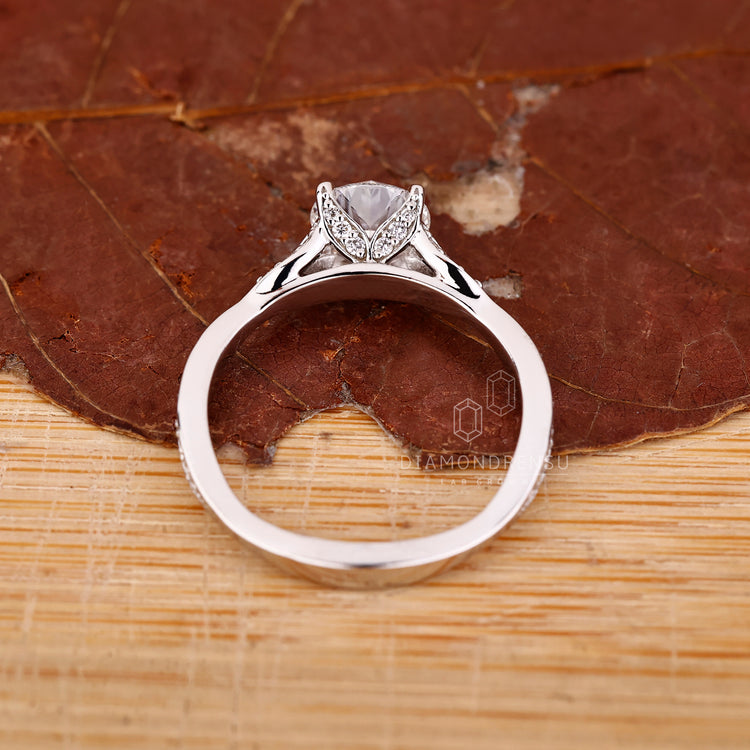 Diamondrensu AU round diamond ring split shank.
