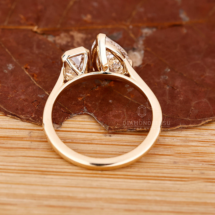 IGI certified toi et moi ring bezel prong setting.
