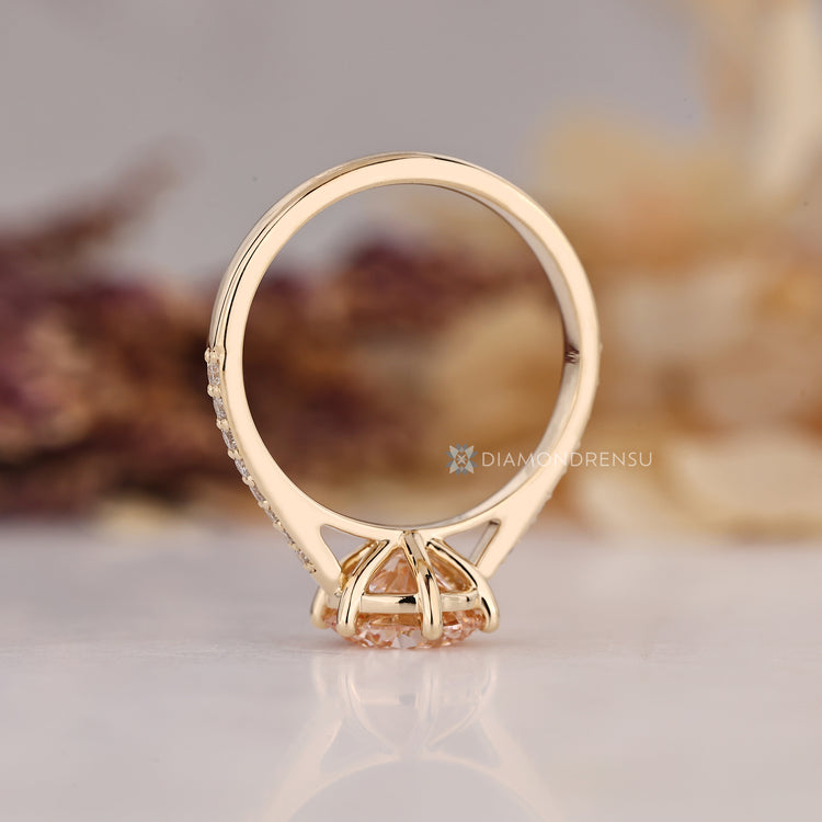 Diamondrensu AU round diamond ring with pink diamond.