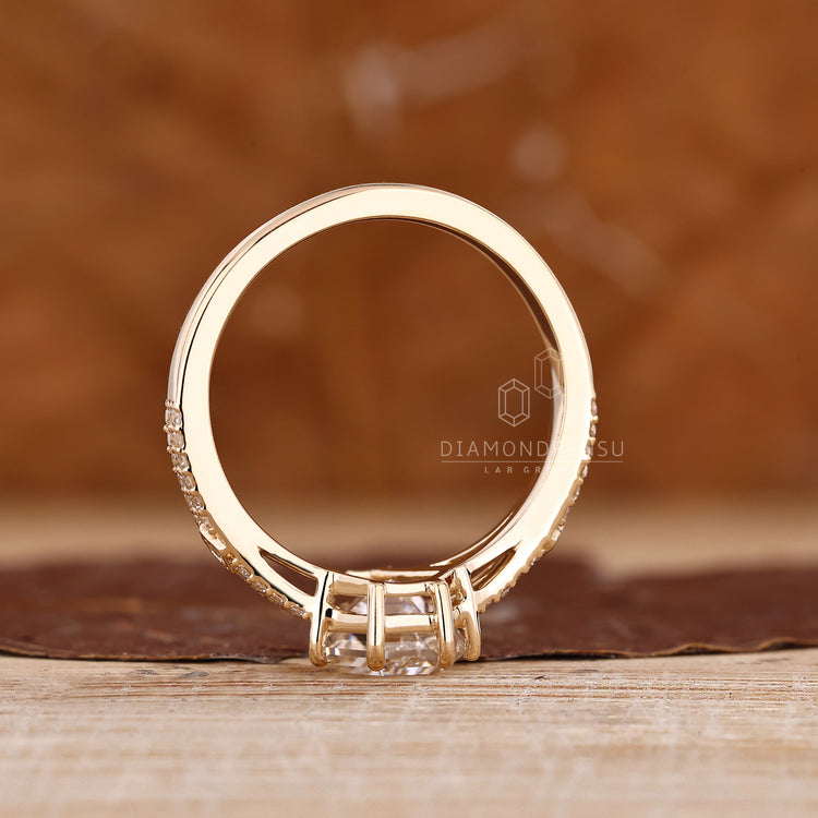 Diamondrensu AU coffin diamond ring pave style.