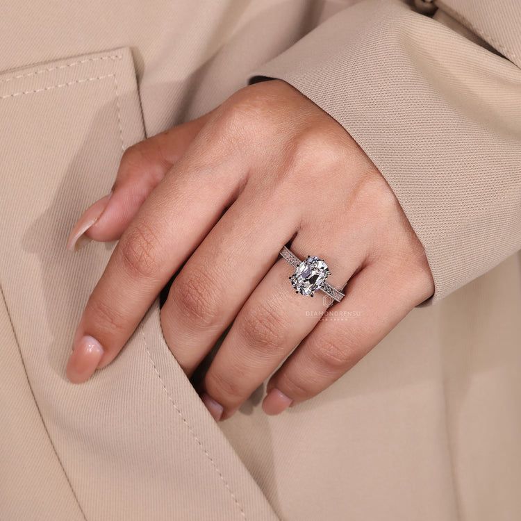 Diamondrensu AU Cushion Old Mine Cut vintage ring.
