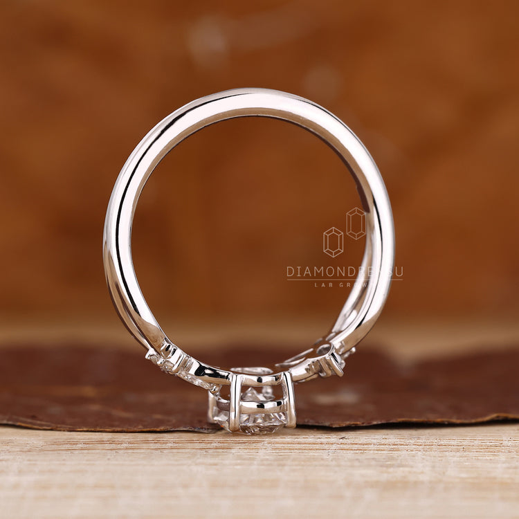 IGI certified handmade oval diamond ring.
