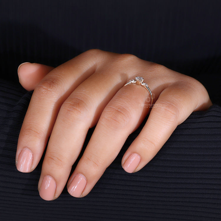 Diamondrensu AU round diamond ring minimalist style.