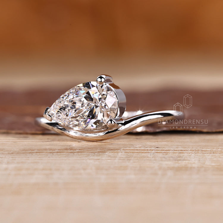 Diamondrensu AU handmade pear diamond ring.
