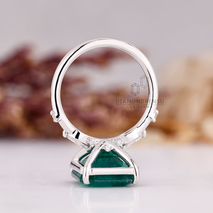 Diamondrensu AU emerald cut ring pave band design.
