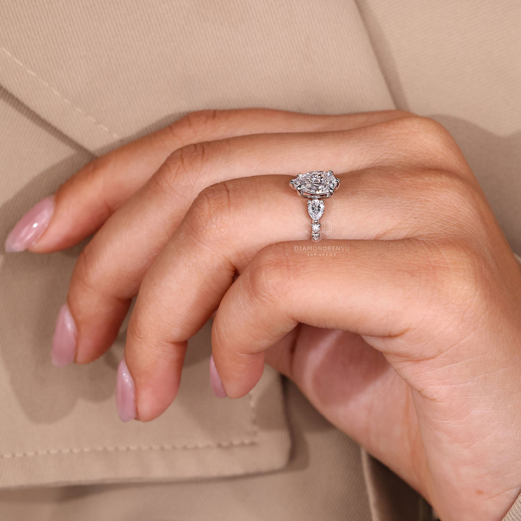 Diamondrensu AU pear diamond ring seven stone.
