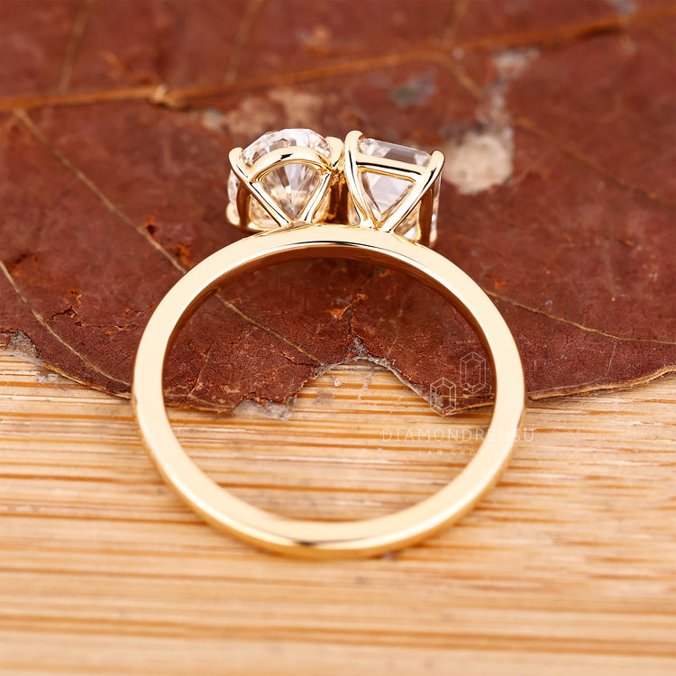 Toi et moi ring two stone prong setting style.
