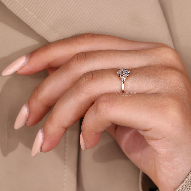 Lab grown diamond oval cut ring with classic style.
