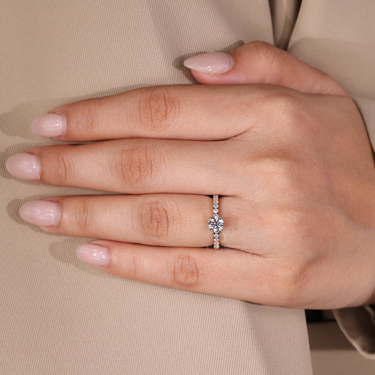 Lab grown diamond round ring with fine craftsmanship.
