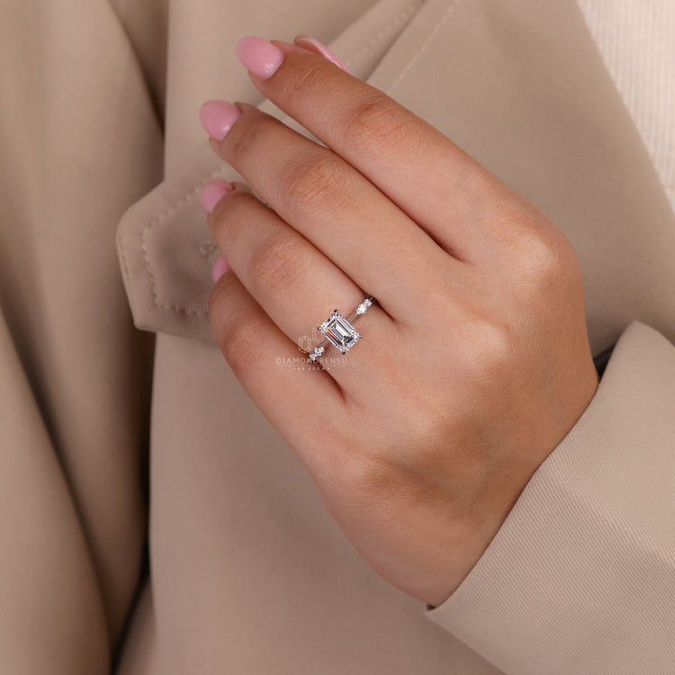 4 claw prong setting works with round side stones.
