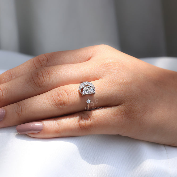 Prong setting adds shine to engagement ring in white gold.
