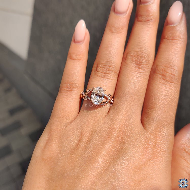 Diamondrensu AU engagement ring holds hidden halo ring sparkle.
