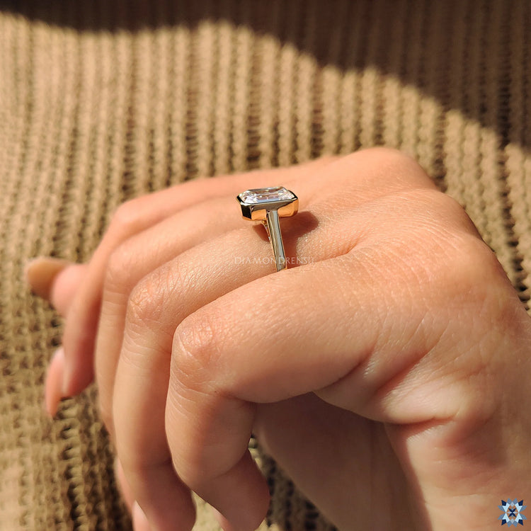 Diamondrensu Australia engagement ring, featuring a yellow gold bezel set.