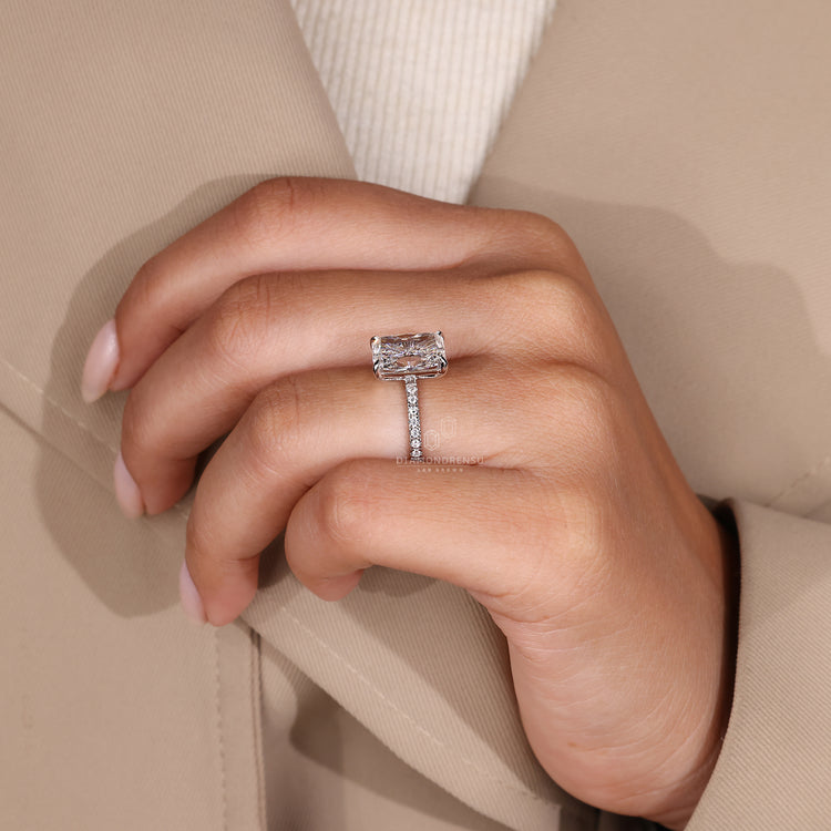 Round cut diamond with 4 claw prong setting.
