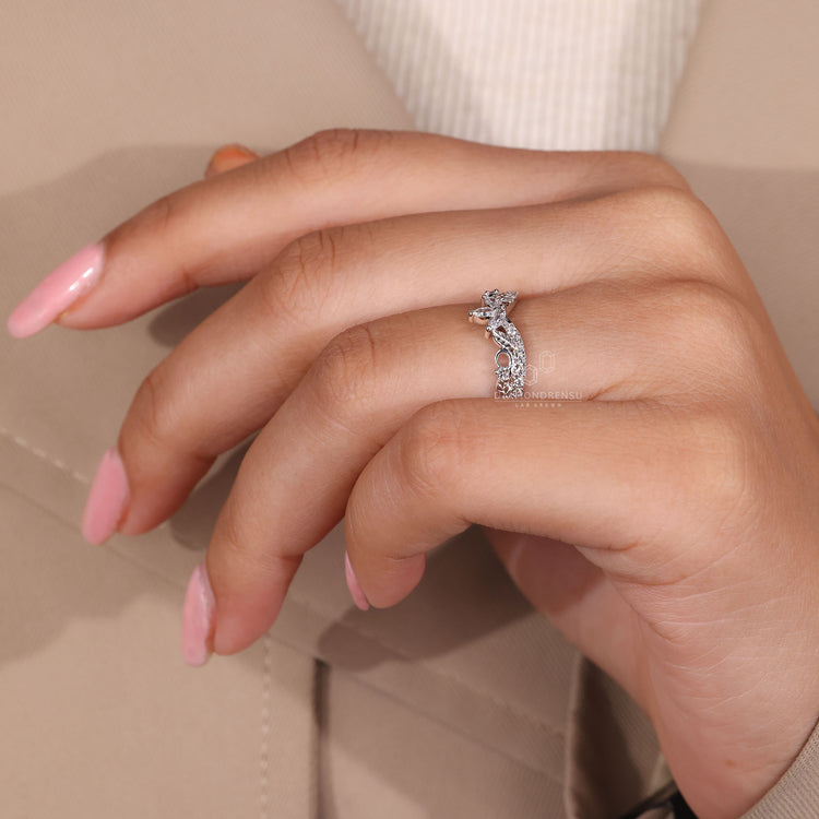 Diamondrensu AU wedding band in white gold band.
