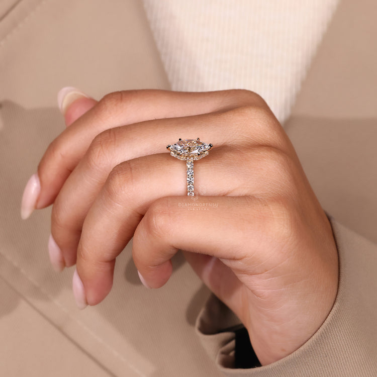 6 claw prong setting fits yellow gold diamond ring.
