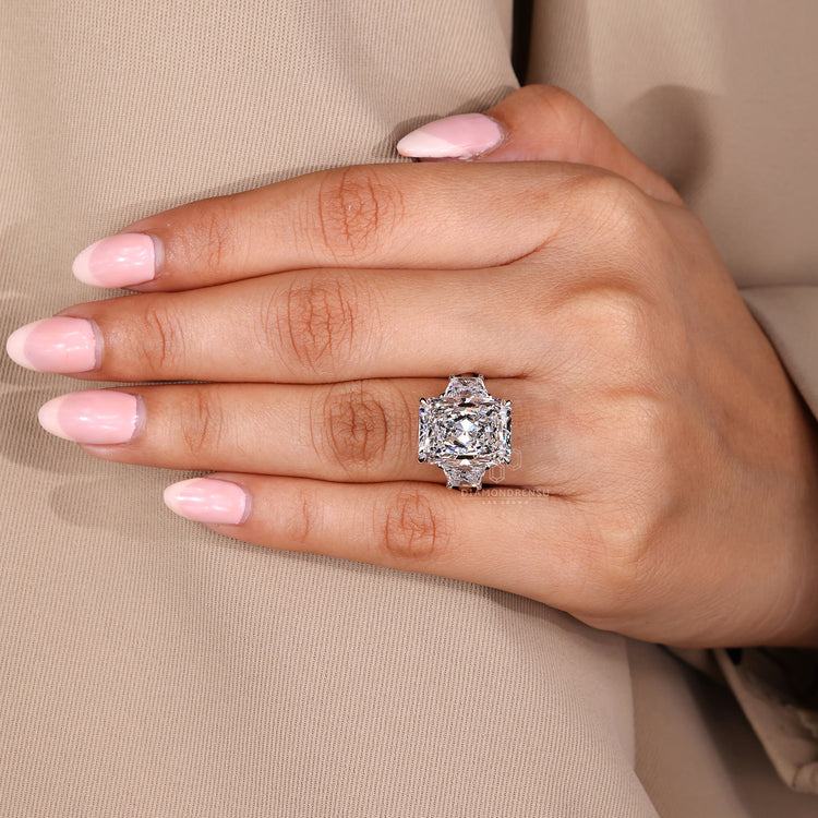 Diamondrensu AU ring with radiant cut centre and trapezoid side stones.