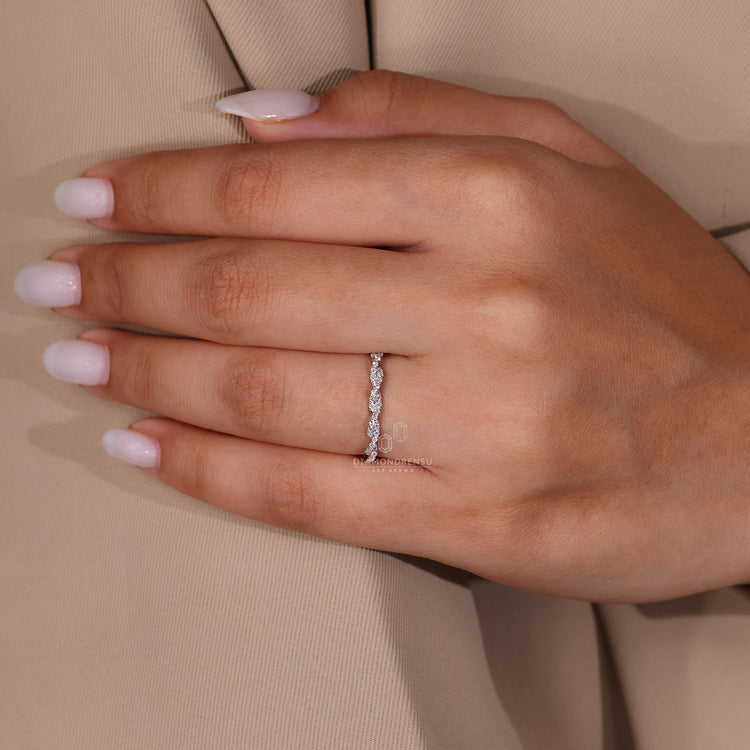 Round diamond twist band in eternity style.