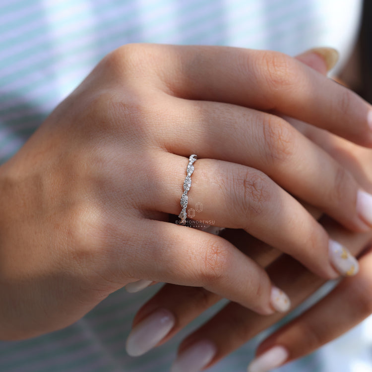 Round diamond twisted band for stacking.
