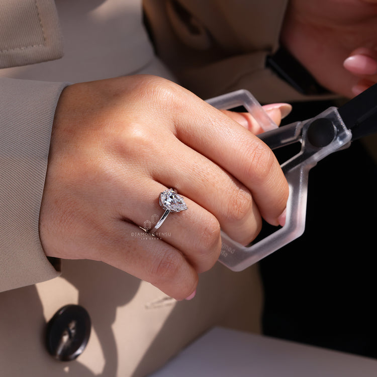 6 claw prong setting holding a custom lab grown pear diamond.
