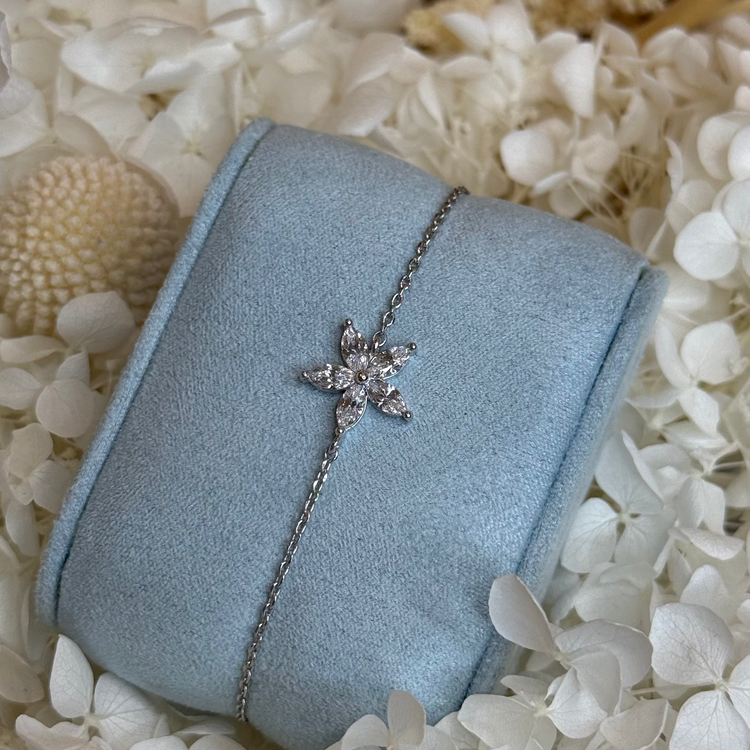 Delicate Flower Design Chain Bracelet