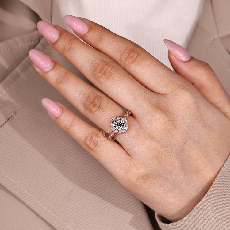 Diamondrensu AU Round Cut Diamond Ring elegant.
