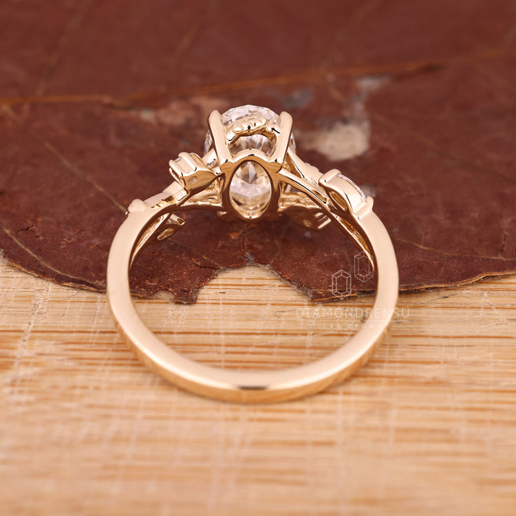Lab Grown Diamond used in nature inspire ring.
