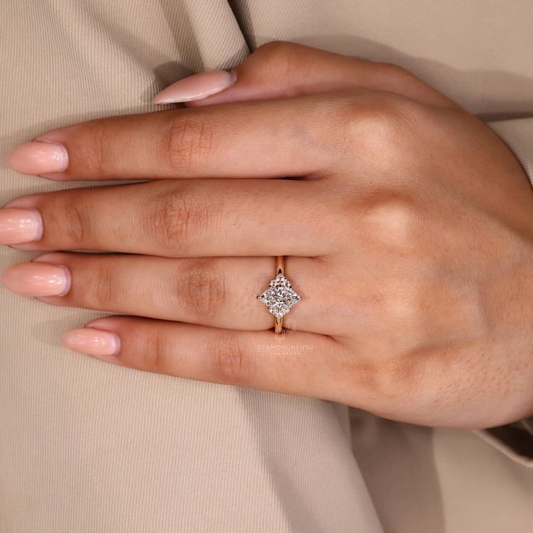 Diamondrensu AU ring featuring Muse Ring One in yellow gold.
