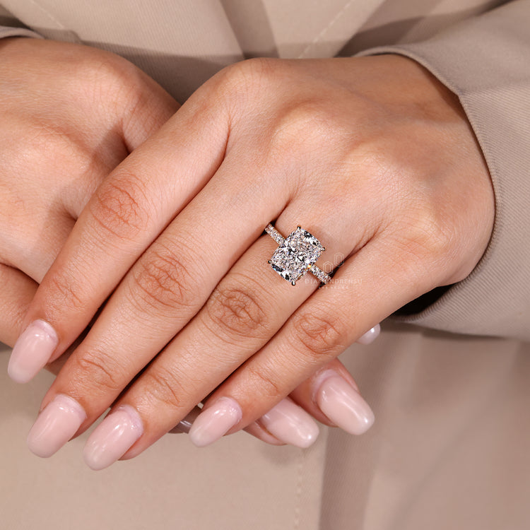 Diamondrensu AU elongated cushion diamond ring.
