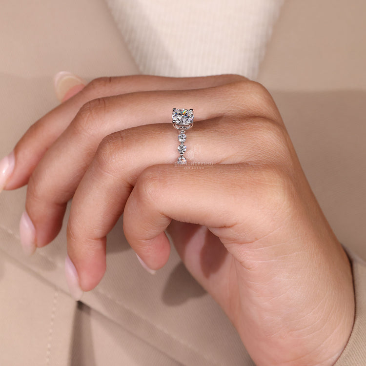 Round cut diamond ring and 4 prong setting.
