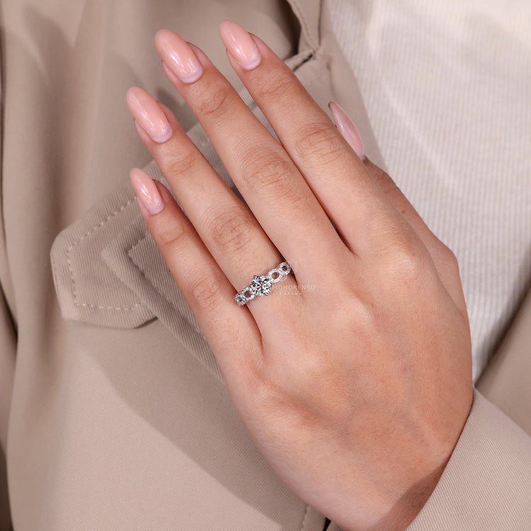Diamondrensu AU ring made in white gold ring.
