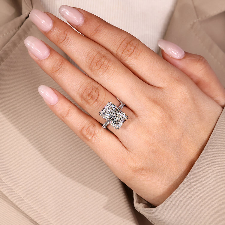 Diamondrensu AU engagement ring with lab grown radiant diamond.