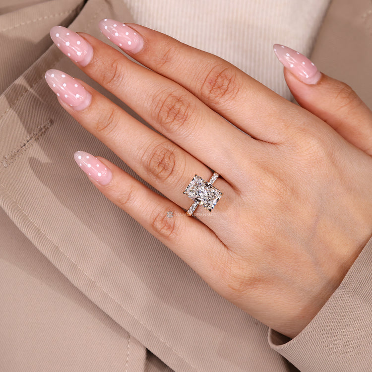 Diamondrensu AU radiant diamond ring with pave style.