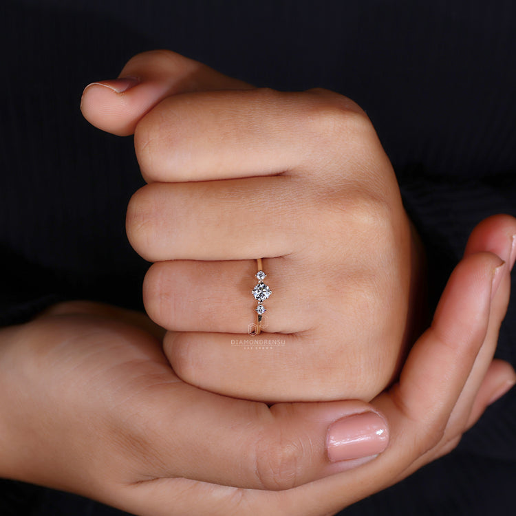 Round cut diamond ring IGI certified setting.