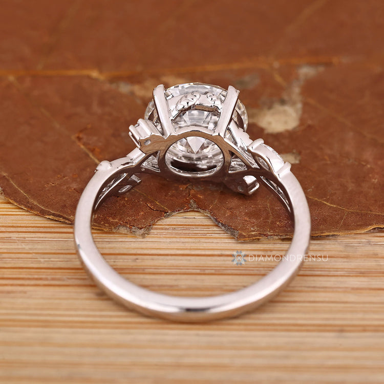 Round diamond ring with nature inspired prong details.