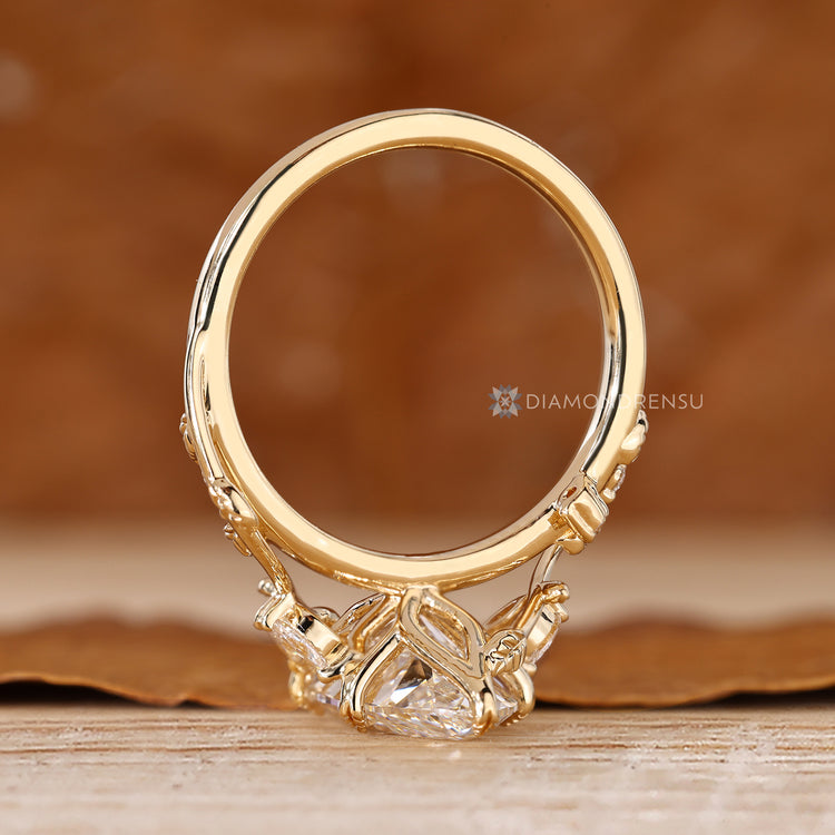 Diamondrensu AU marquise diamond ring with leaf prongs.
