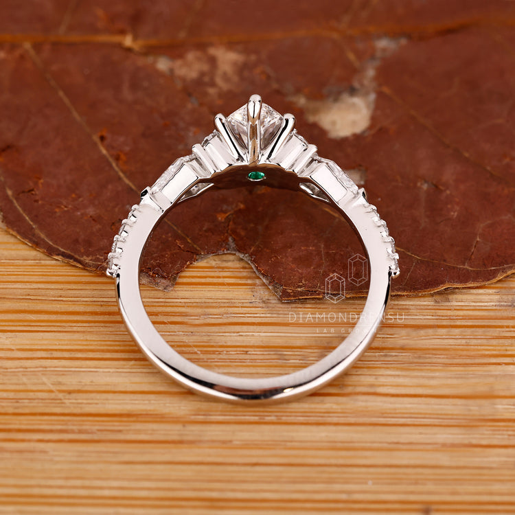 Marquise ring kite round stones muse setting style.
