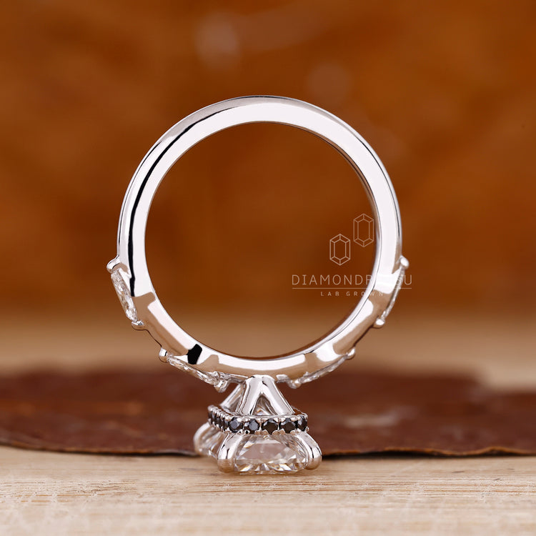 Diamondrensu AU handmade hidden halo engagement ring.