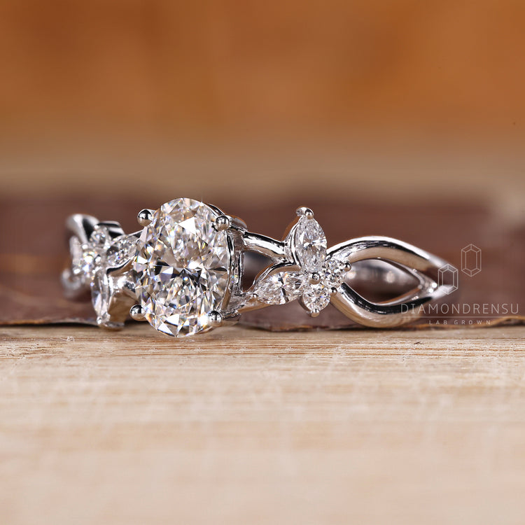 Diamondrensu AU handmade oval diamond engagement ring.
