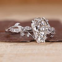 You can be sure of quality with our IGI certified Coffin diamond ring leaf prong set.