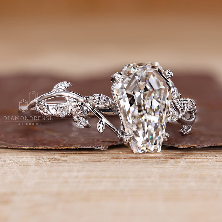 You can be sure of quality with our IGI certified Coffin diamond ring leaf prong set.