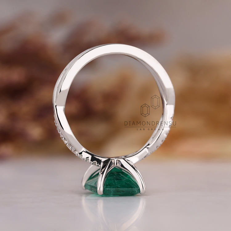Four prong setting emerald gemstone ring.
