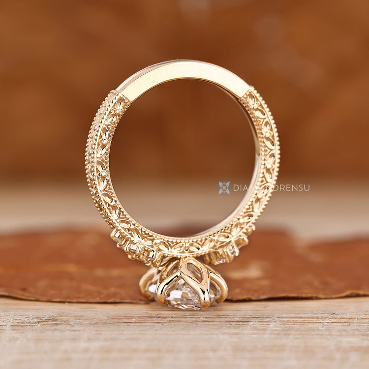 Dutch marquise ring vintage round side stones.
