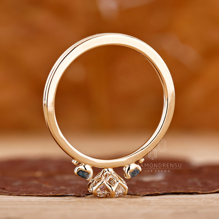 Round diamond ring moss agate tapered shank set.
