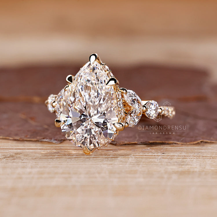 Diamondrensu AU handmade pear cut diamond ring.
