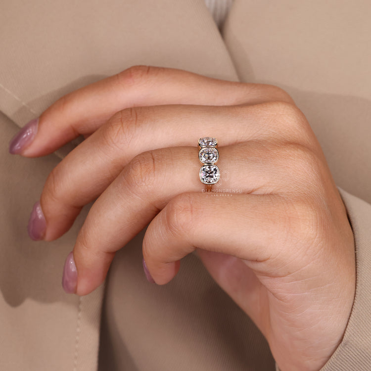 Diamondrensu AU Cushion Old European Cut engagement ring.

