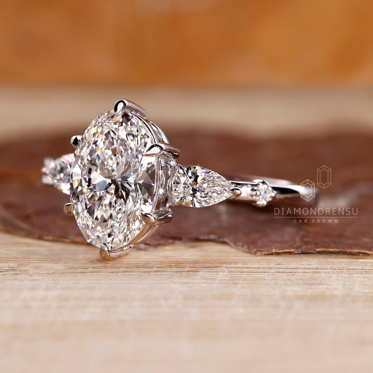 Diamondrensu AU handmade oval cut diamond ring.

