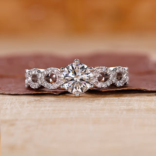 Round cut diamond ring in white gold ring.

