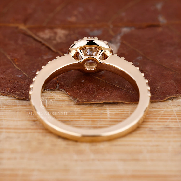 Diamondrensu AU engagement ring featuring pave diamonds.
