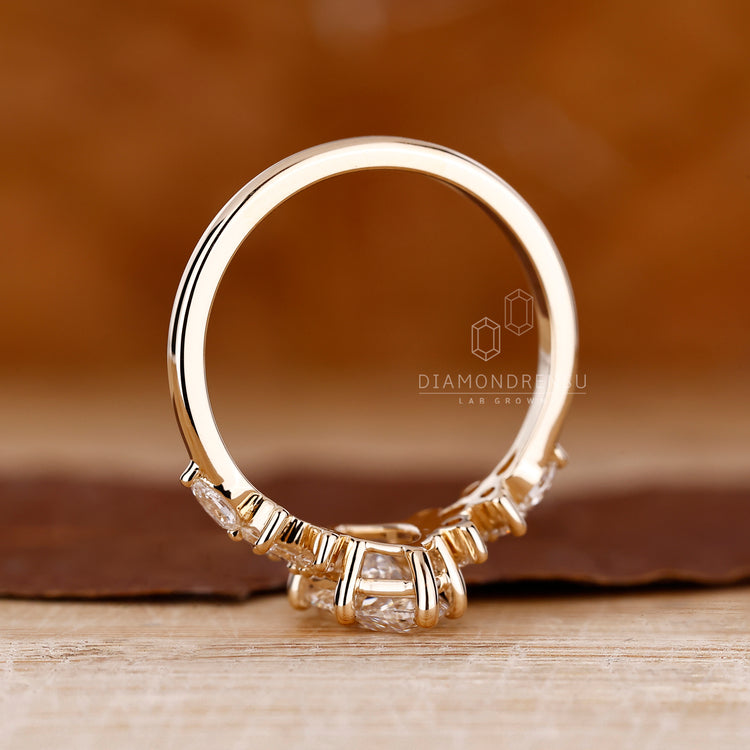 Muse Setting Ring with cluster style and IGI certified stones.

